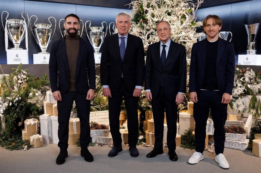 Dani Carvajal, Carlo Ancelotti, Florentino Pérez y Luka Modric en el mensaje de Navidad del Real Madrid. / Europa PressnnREMITIDA / HANDOUT por REAL MADRIDnFotografía remitida a medios de comunicación exclusivamente para ilustrar la noticia a la que hace referencia la imagen, y citando la procedencia de la imagen en la firman23/12/2024,image_description:Fútbol. El Real Madrid desea felices fiestas y soñar en grande en 2025