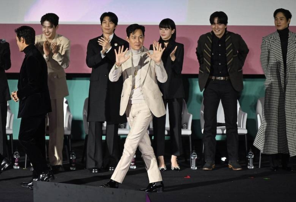 El actor surcoreano Lee Jung-jae (centro) llega para asistir a un evento de fans por el estreno mundial de la serie de Netflix 