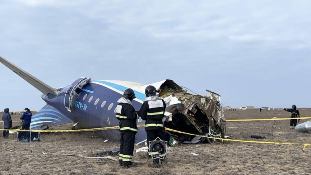 En esta fotografía difundida por el Ministerio de Situaciones de Emergencia de Kazajstán, especialistas en emergencias trabajan en el lugar del accidente de un avión de pasajeros de Azerbaijan Airlines cerca de la ciudad de Aktau, en el oeste de Kazajstán, el 25 de diciembre de 2024. /Ministerio de Situaciones de Emergencia de Kazajstán / AFP.,image_description: