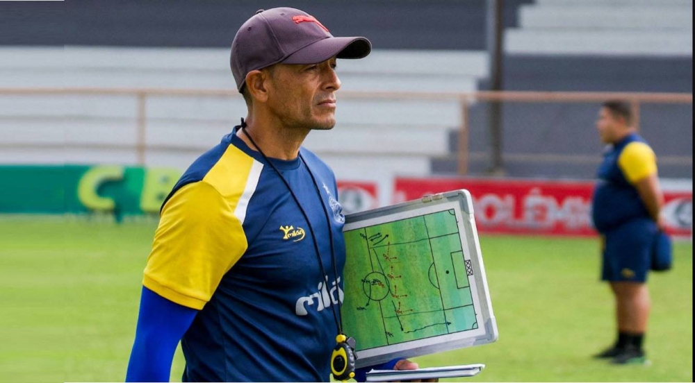 Héctor Omar Mejía en su rol de entrenador de Metapán. ,image_description: