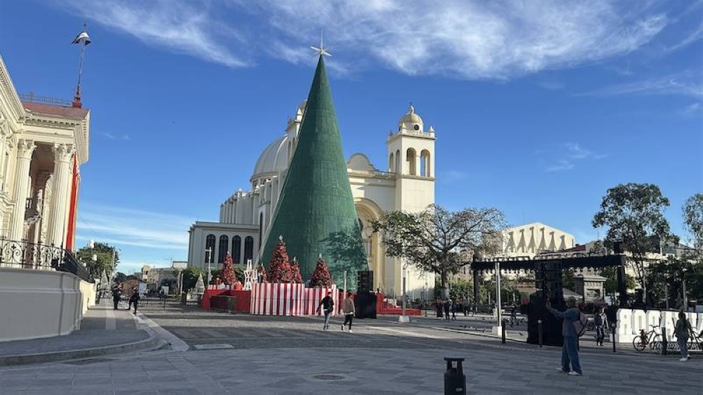 La Catedral Metropolitana, tras el árbol de Navidad, en el distrito San Salvador Centro. Salvadoreños se acercan a tomar fotografías a las estructuras como el Palacio Nacional, construido desde 1911. / YM 