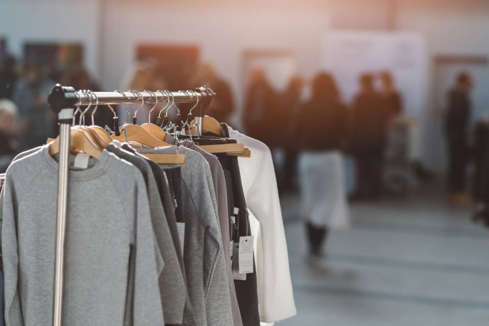 La maquila es uno de los principales renglones de exportación de las empresas salvadoreñas. /DEM,image_description:Hanger with new clothes