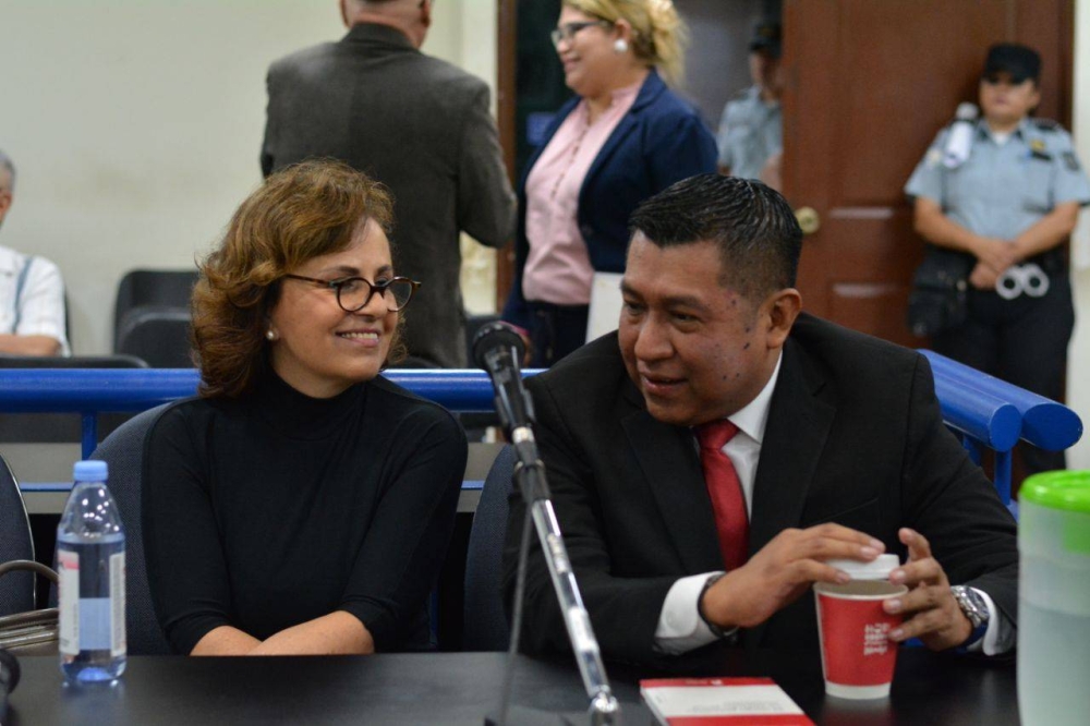 La exprimera dama, Vanda Pignato, junto a su abogado antes de escuchar el fallo. / Lisbeth Ayala