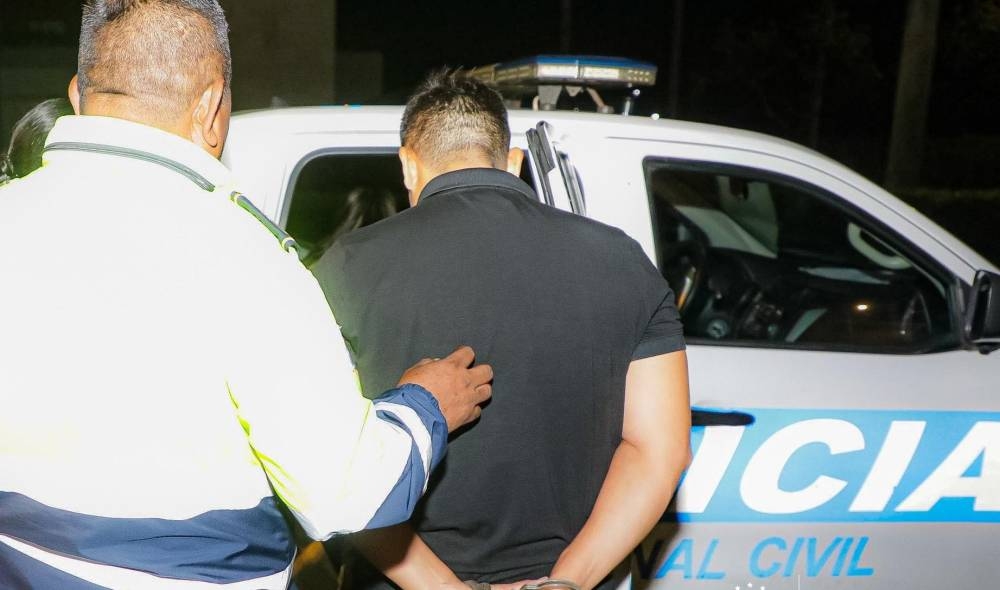 El conductor de un vehículo fue detenido por conducir con 189 mg/dl de alcohol en aire espirado.