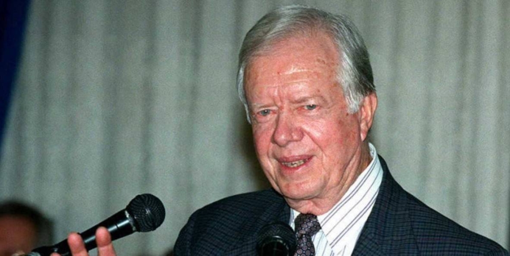 El ex presidente estadounidense Jimmy Carter habla con periodistas en Jerusalén el 18 de enero de 1996. / AFP.,image_description: