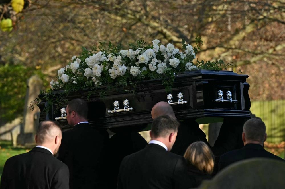 El funeral de Liam Payne se celebró el 20 de noviembre en Londres. Tres de los acusados quedaron procesados sin prisión preventiva por homicidio culposo, y los otros dos por el delito de suministro de estupefacientes, y a ellos se les dictó prisión preventiva, dice el comunicado del fiscal a cargo del caso. Photo by JUSTIN TALLIS / AFP,image_description: