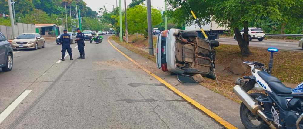 Un vehículo chocó contra un poste este lunes sobre la Autopista a Comalapa. La causa: distracción del conductor. / PNC.