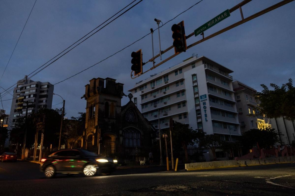 Un gran apagón dejó a oscuras gran parte de Puerto Rico el martes, y la empresa de servicios eléctricos del territorio insular estadounidense dijo que la restauración podría demorar hasta dos días. /AFP,image_description: