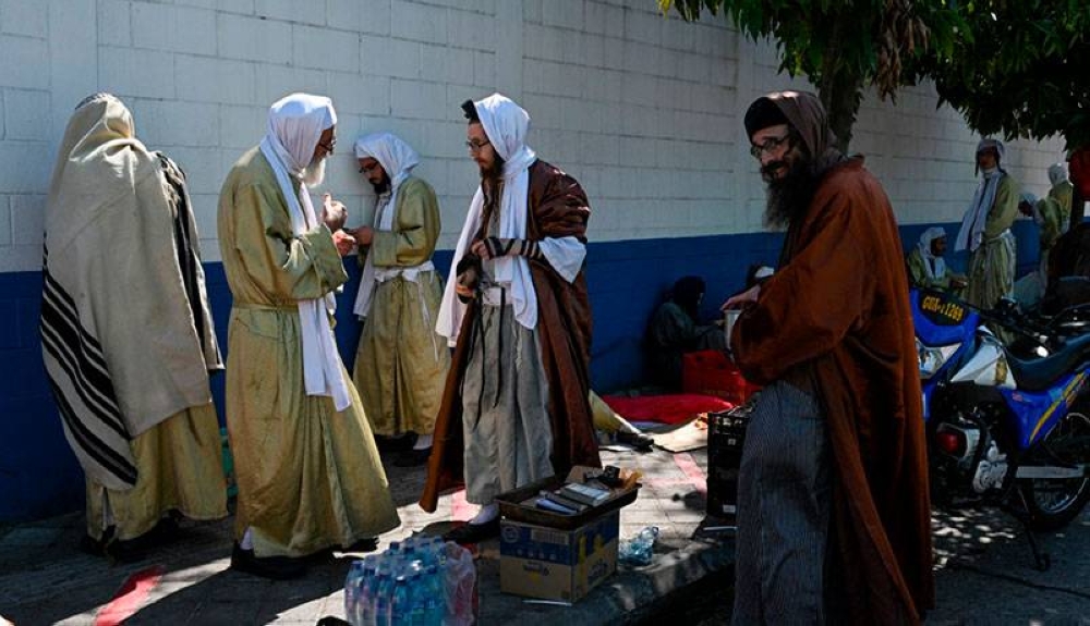 Miembros de la secta Lev Tahor permanecían en las afueras del recinto donde se encontraban los menores rescatados. / AFP 