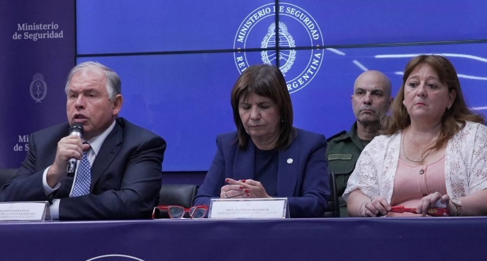 Griselda Heredia D, madre de Nahuel Agustín Gallo, miembro de la Gendarmería Argentina detenido en Venezuela, escucha al ministro de Relaciones Exteriores de Argentina, Gerardo Werthein I, junto a la ministra de Seguridad, Patricia Bullrich C, durante una conferencia de prensa en Buenos Aires el 27 de diciembre de 2024/ Foto Magaly Cervantes AFP.,image_description: