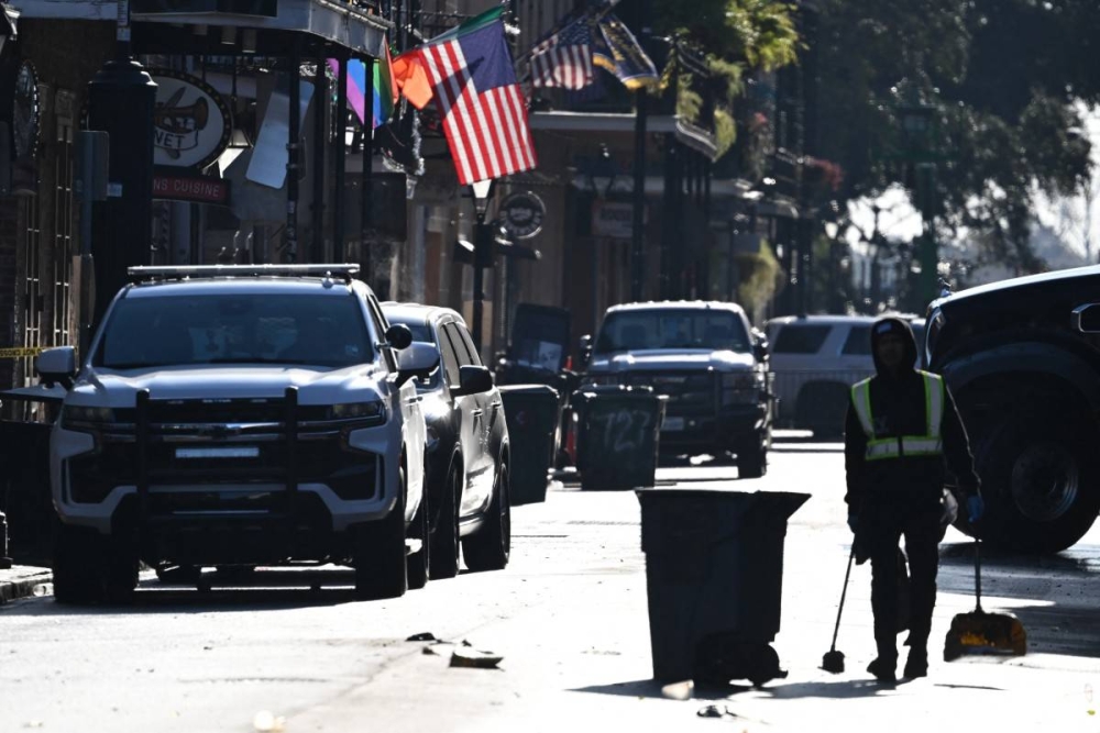 Un trabajador municipal limpia una calle en una zona restringida del Barrio Francés el 2 de enero de 2025 en Nueva Orleans, Luisiana, tras un ataque terrorista en Bourbon Street el 1 de enero/ Andrew Caballero Reynolds AFP.,image_description:Vehicle driven into New Years crowd in New Orleans