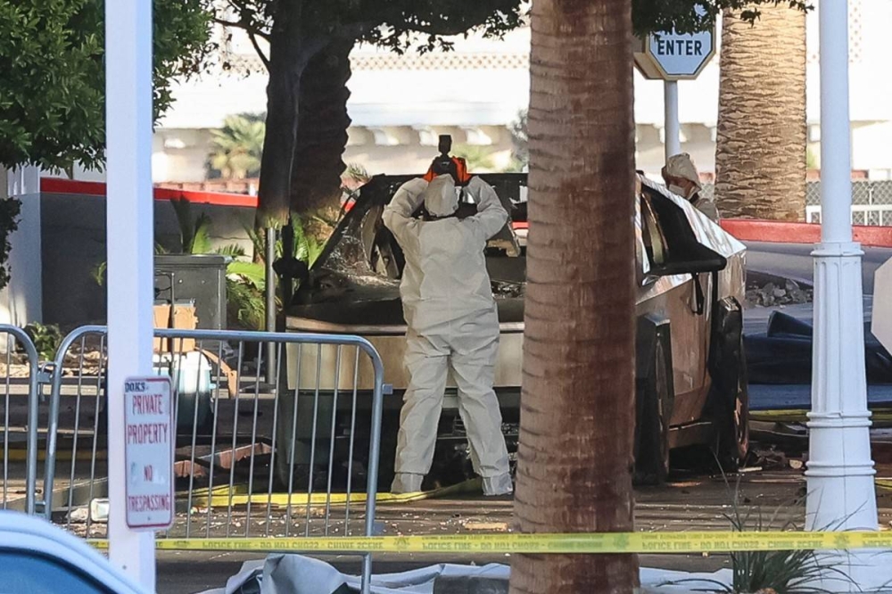 Un investigador fotografía un Tesla Cybertruck que explotó frente al vestíbulo del hotel del presidente electo de Estados Unidos, Donald Trump, el 1 de enero de 2025, en Las Vegas. /AFP,image_description: