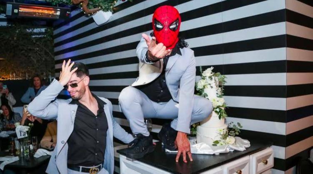 Jhonny Caz y su pareja, el bailarín Jonathan Bencomo, contrajeron nupcias en una boda con temática del arácnido.,image_description: