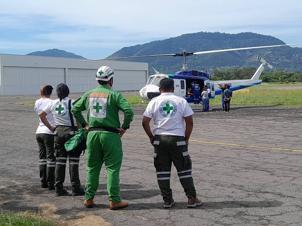 Los lesionados fueron trasladados en un helicóptero del SEM al hospital. / Cortesía. 