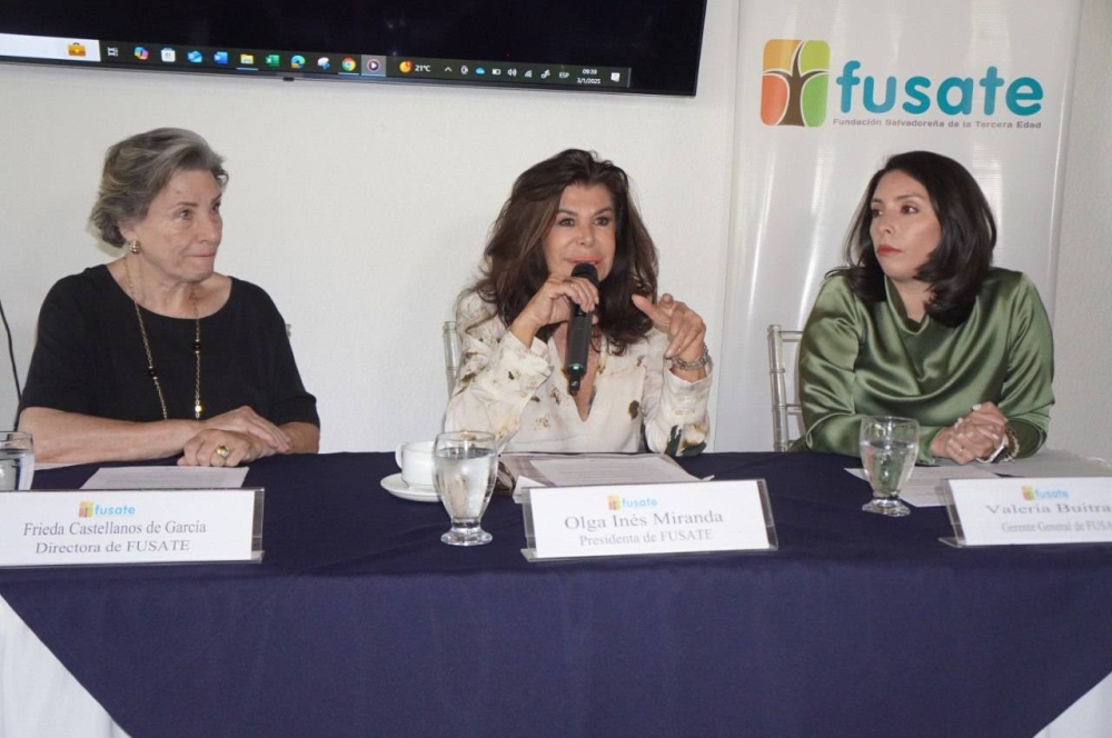 Olga Miranda, presidenta de FUSATE, en conferencia de prensa.,image_description: