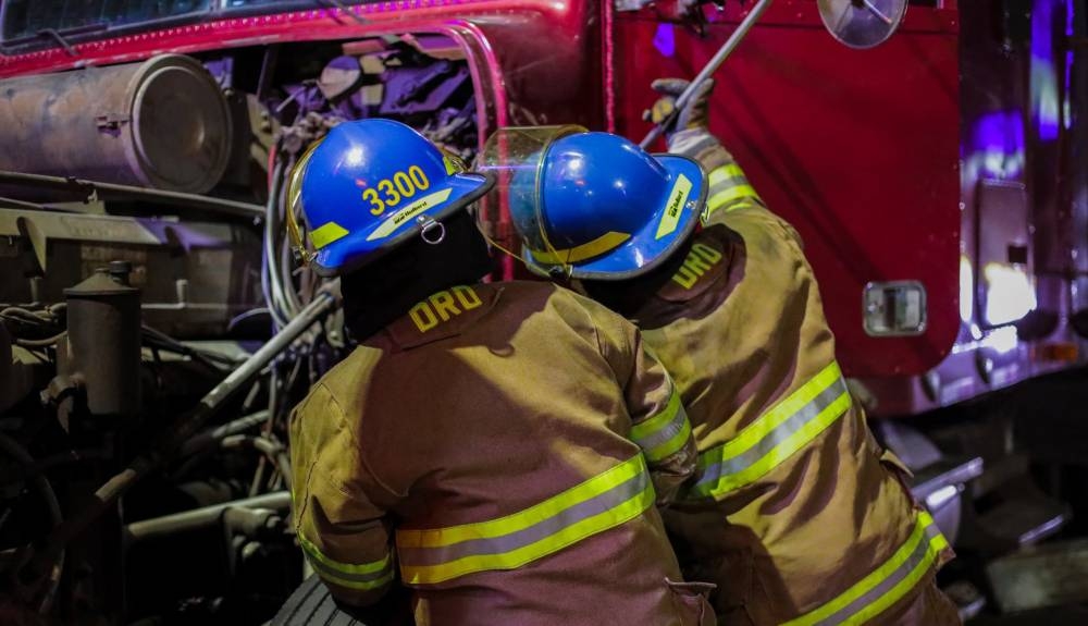 Bomberos atendió un incendio en un camión de carga sobre la autopista a Comalapa en “El Paso del Jaguar”. /Bomberos