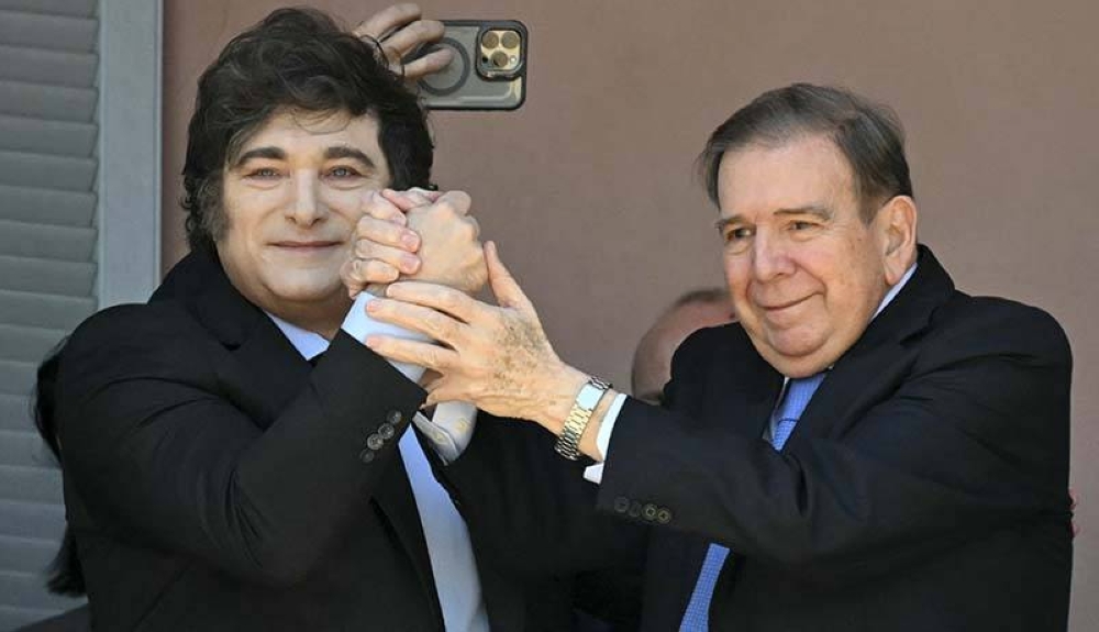 El presidente de Argentina, Javier Milei, y el líder de la oposición venezolana, Edmundo González Urrutia, levantan sus puños en señal de apoyo a los simpatizantes reunidos en la Plaza de Mayo. /AFP,image_description: