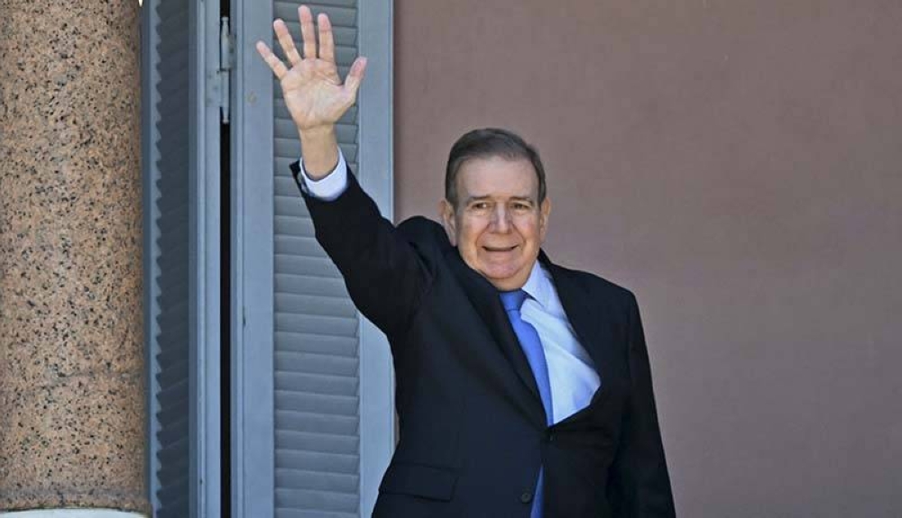 El líder opositor venezolano Edmundo González Urrutia saluda a sus partidarios reunidos en la Plaza de Mayo junto al presidente argentino Javier Milei. /AFP,image_description: