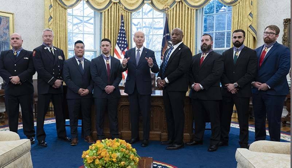 El presidente de Estados Unidos, Joe Biden, hace una declaración mientras posa para fotos con los destinatarios de la Medalla al Valor en la Oficina Oval de la Casa Blanca. /AFP,image_description: