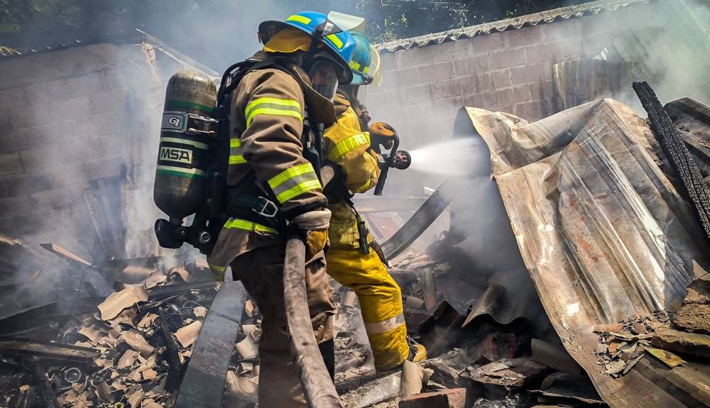 La emergencia provocó afectaciones en vehículos y otros daños materiales. /Alcaldía de Santa Ana