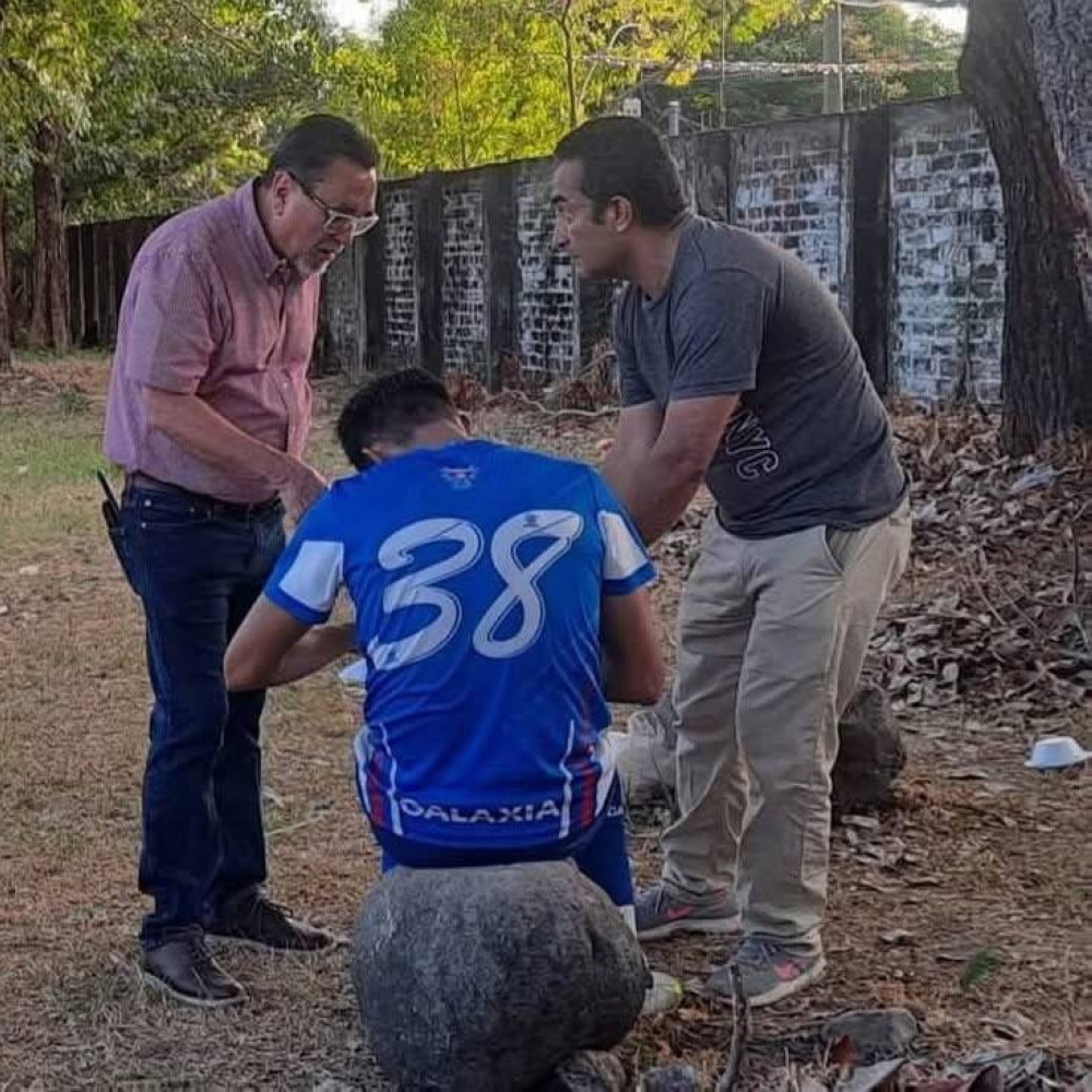 El momento en que Argüello firma el contrato. 