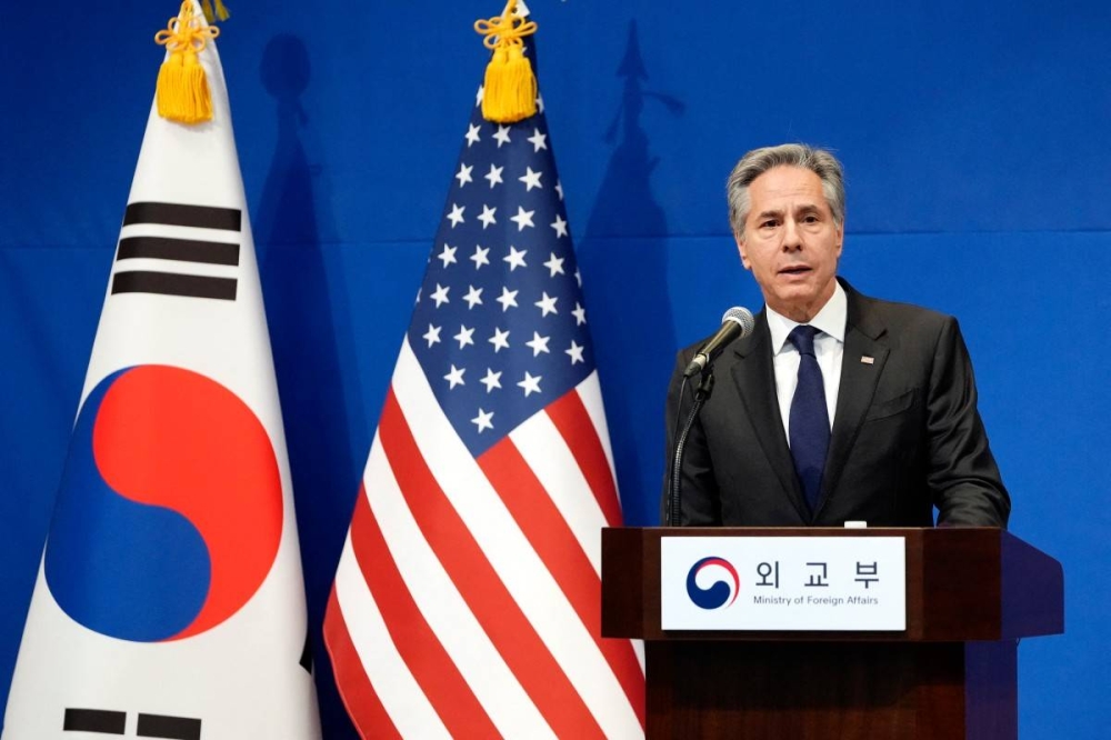 El secretario de Estado de Estados Unidos, Antony Blinken, habla durante una conferencia de prensa conjunta con el ministro de Asuntos Exteriores de Corea del Sur, Cho Taeyul, tras su reunión en el Ministerio de Asuntos Exteriores en Seúl este 6 de enero de 2025. /AFP ,image_description: