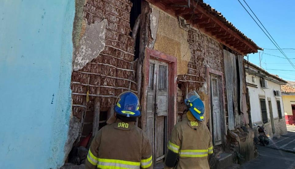 Más de una decena de viviendas resultaron dañadas este domingo luego de un sismo de 6.3 grados. /Bomberos  imagen de referencia,image_description: