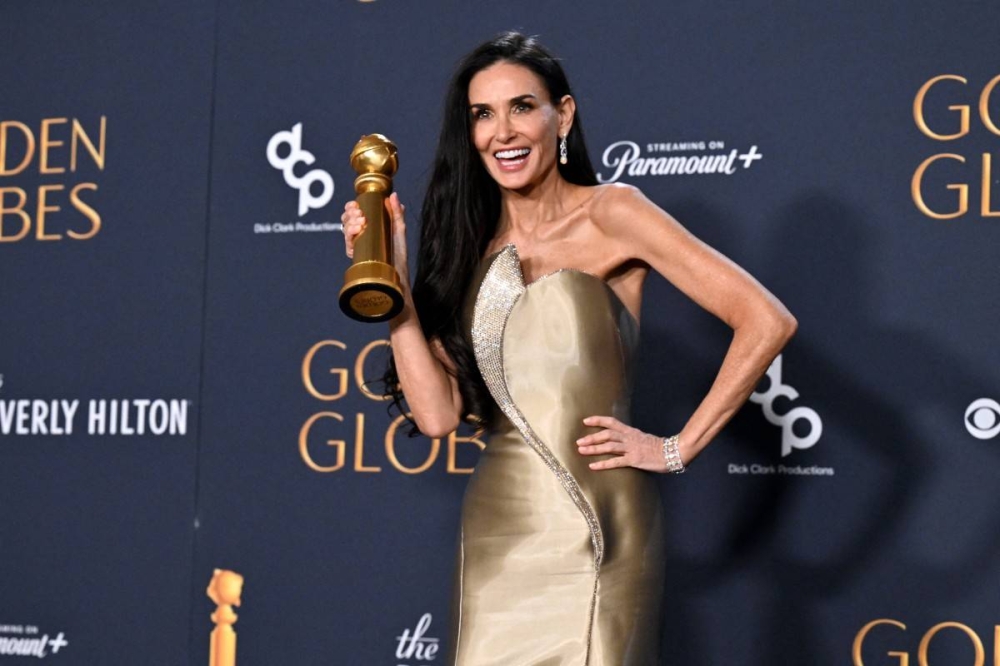 Demi Moore triunfó como el mejor performance para una actriz en película musical o comedia. Photo by Robyn Beck / AFP,image_description:82nd Golden Globe Awards ceremony  Press Room