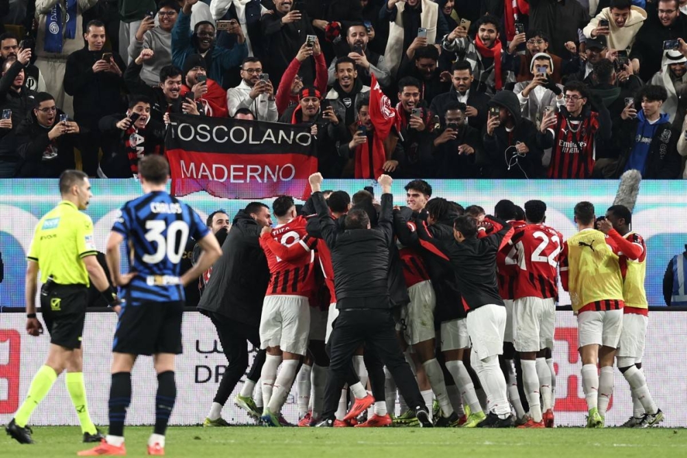 Los jugadores del AC Milan celebran su tercer gol durante la final de la Supercopa de Italia entre el Inter de Milán y el AC Milan en el parque Al-Awwal de Riad/ Foto Fadel Senna AFP.