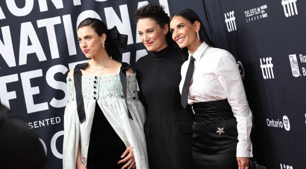 La actriz Margaret Qualley, la directora Coralie Fargeat y la estrella Demi Moore en la premier de The Substance La sustancia en el Toronto International Film Festival, en septiembre. Photo by Monica Schipper / GETTY IMAGES NORTH AMERICA / Getty Images via AFP,image_description: