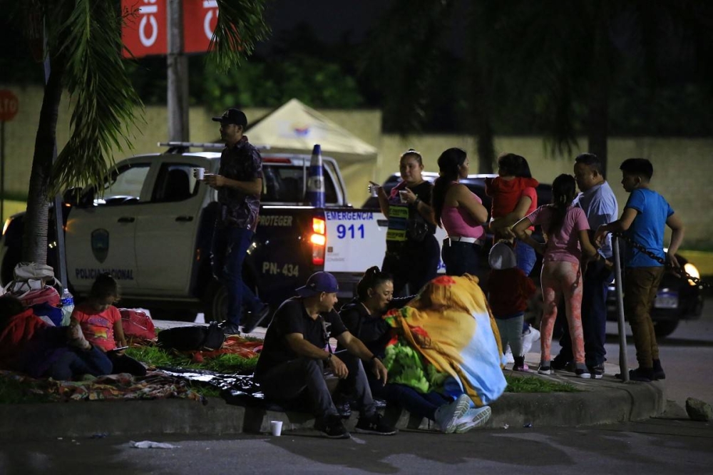 Hondureños esperan iniciar una caravana migratoria hacia Estados Unidos en San Pedro Sula, Honduras, el 6 de enero de 2025. Decenas de hondureños partieron el 7 de enero en una caravana desde la ciudad noroccidental de San Pedro Sula hacia Estados Unidos. /AFP,image_description: