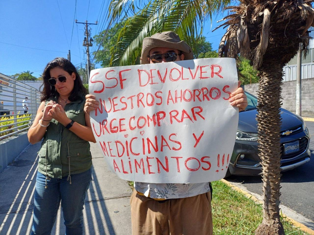 Los afectados dicen que varias personas, afectadas del desfalco, han muerto por problemas de salud, ya que no han podido costear sus medicamentos. / Jessica Guzmán. 