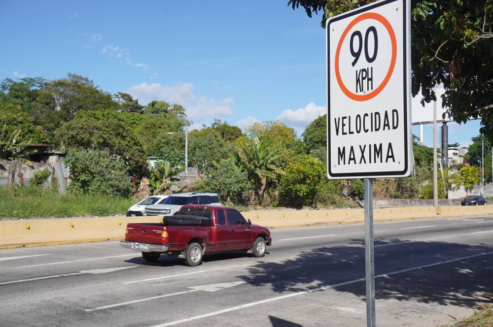 La velocidad máxima permitida en el bulevar Monseñor Romero es 90 km/h. / Francisco Valle.