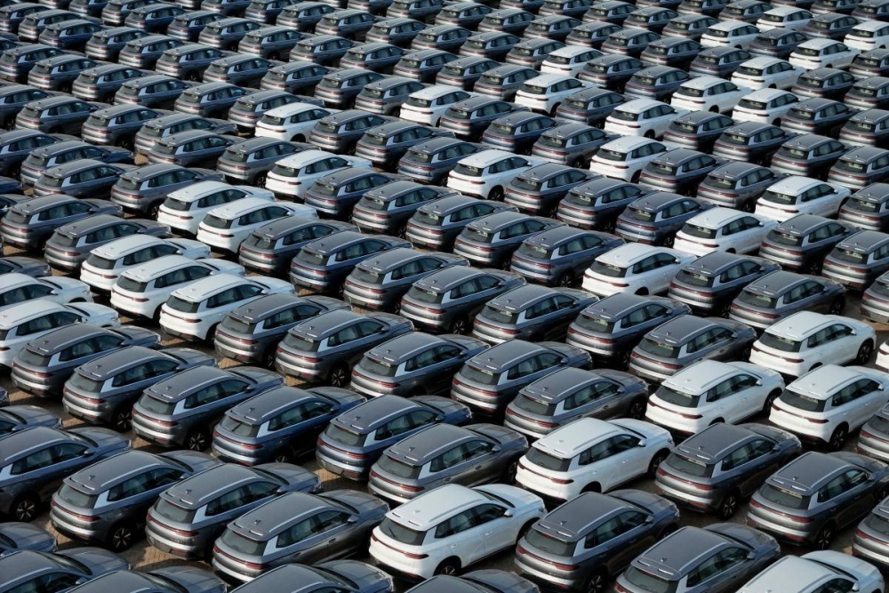 Esta foto tomada el 18 de abril de 2024 muestra autos eléctricos BYD para exportación esperando ser cargados en un barco en un puerto en Yantai, en la provincia oriental china de Shandong. /AFP,image_description: