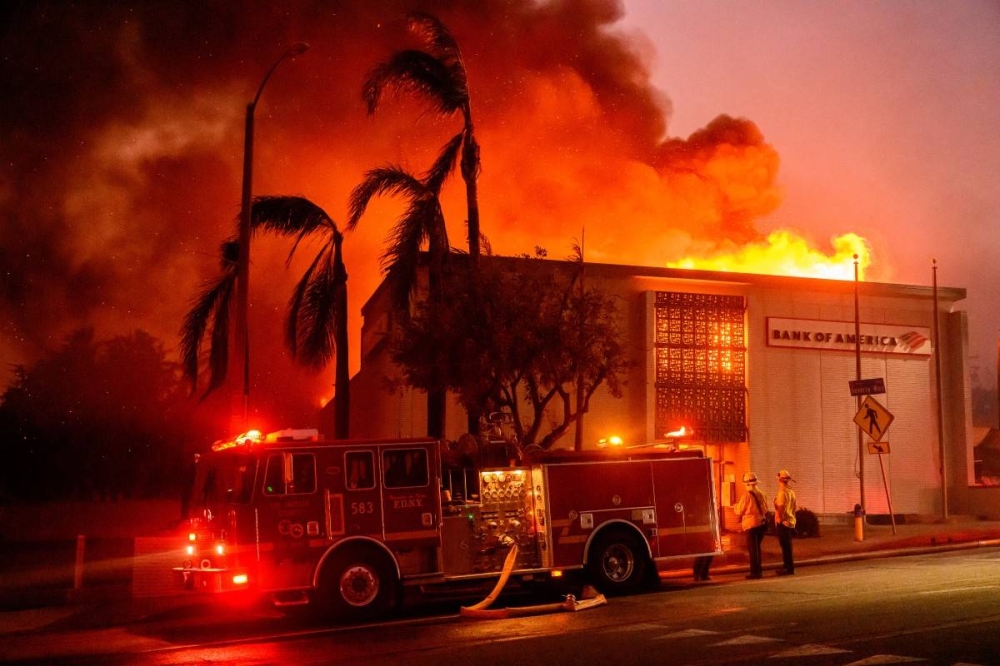 Un Bank of America completamente envuelto en llamas a lo largo de Lake Ave. /AFP,image_description: