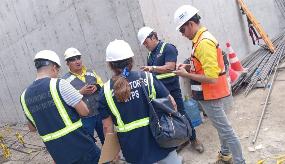 El 27 de diciembre se emitió una alerta de trabajadores atrapados en la construcción del viaducto de Los Chorros luego de un fuerte sismo de 5.3 grados. / Prensa ministro de Trabajon,image_description: