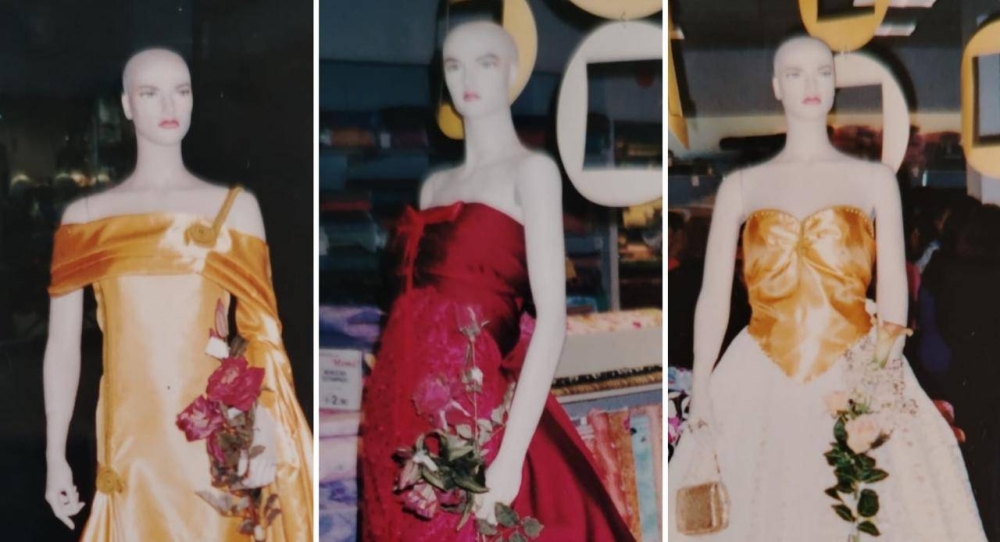 Los vestidos en realidad eran telas que ataviaban los maniquíes a base de retazos y alfileres.,image_description: