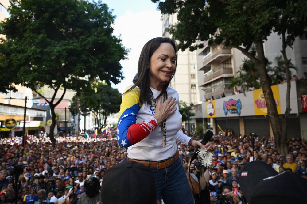 La líder opositora venezolana María Corina Machado da un discurso durante una protesta convocada por la oposición en vísperas de la investidura presidencial, en Caracas el 9 de enero de 2025./AFP,image_description: