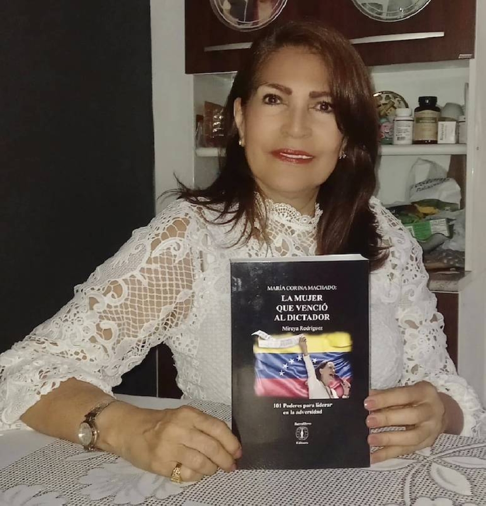 Mireya Rodríguez con su libro 