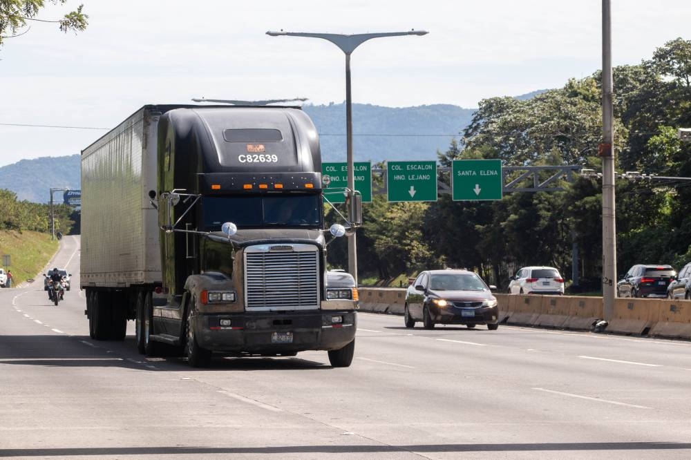 El transporte pesado, en su mayoría, se adaptó a circular en el carril derecho. / Francisco Valle. 