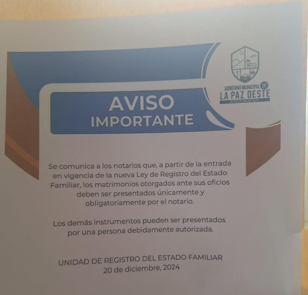 Un anuncio de la municipalidad de La Paz Oeste que obliga a los notarios presentarse personalmente a certificar los matrimonios. / Cortesía.