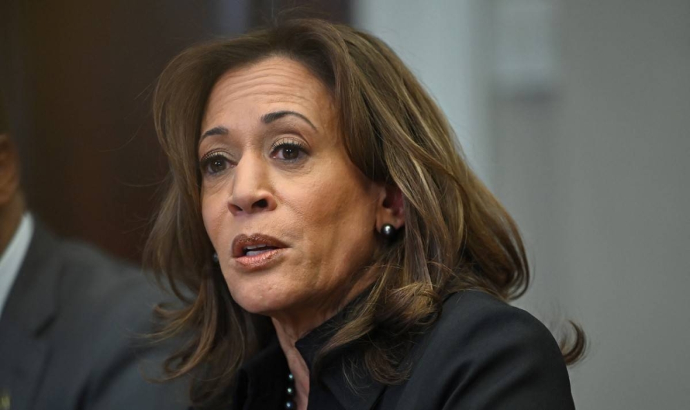 La vicepresidenta estadounidense Kamala Harris habla sobre los incendios de Los Ángeles junto al presidente estadounidense invisible Joe Biden en la Sala Roosevelt de la Casa Blanca en Washington, DC/Andrew Caballero Reynolds AFP.,image_description: