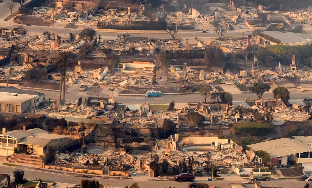 En esta vista aérea tomada desde un helicóptero, se ven casas quemadas desde arriba durante el incendio Palisades cerca del vecindario Pacific Palisades de Los Ángeles, California/ Foto Josh Edelson AFP.,image_description: