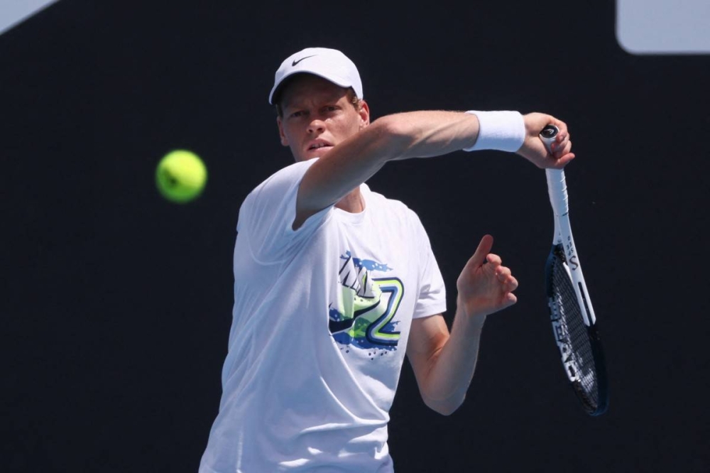 El italiano Jannik Sinner regresa durante una sesión de práctica antes del torneo de tenis Abierto de Australia en Melbourne en enero.