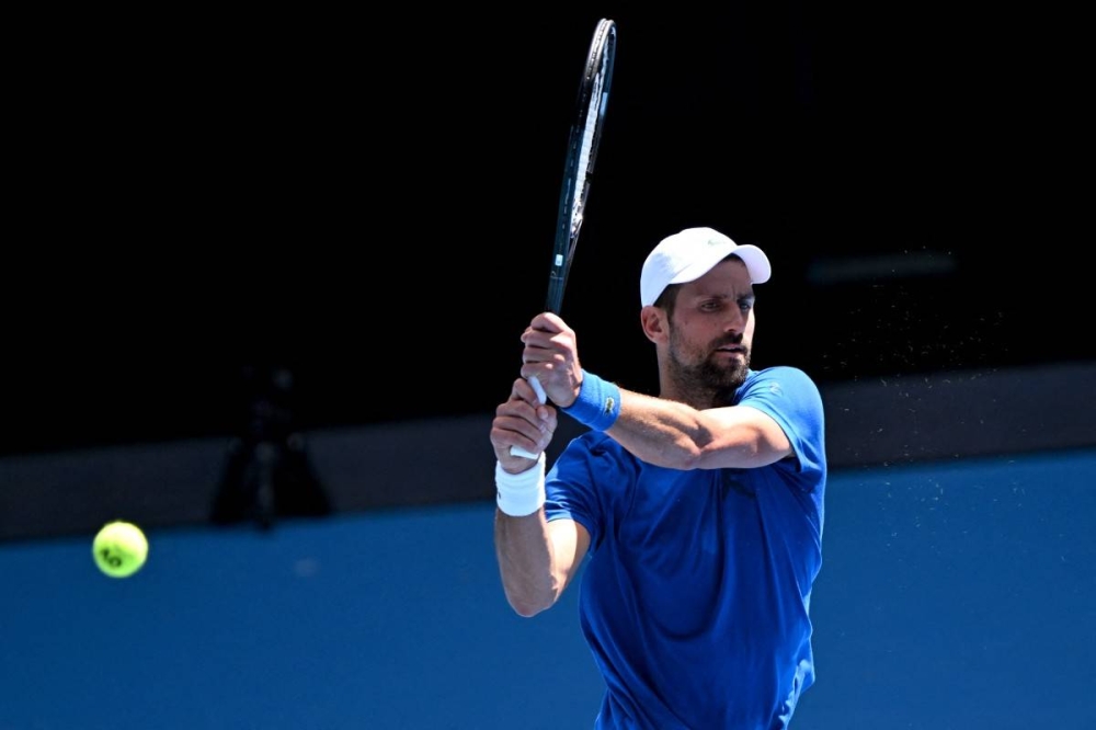 El serbio Novak Djokovic regresa durante una sesión de entrenamiento antes del torneo de tenis Abierto de Australia.