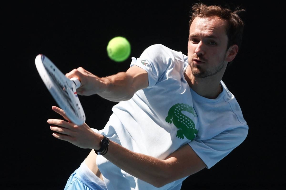 El ruso Daniil Medvedev regresa durante una sesión de práctica antes del torneo de tenis del Abierto de Australia en Melbourne.