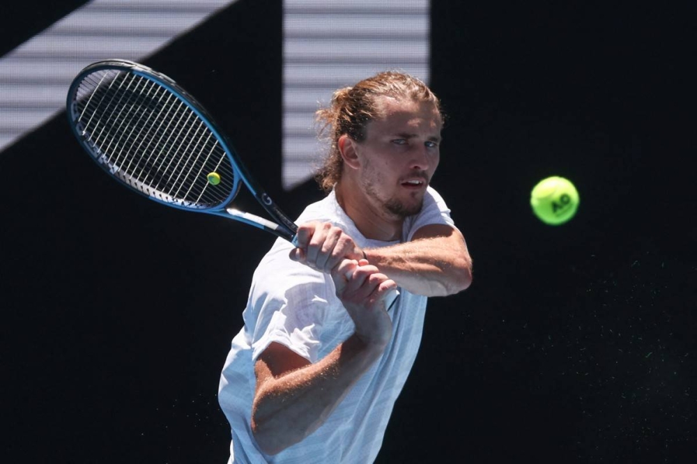 El alemán Alexander Zverev regresa durante una sesión de práctica antes del torneo de tenis Abierto de Australia en Melbourne el 10 de enero de 2025.