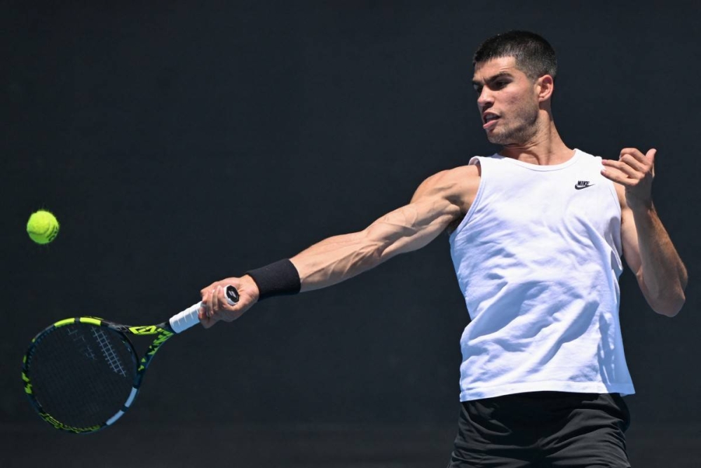 El español Carlos Alcaraz regresa durante una sesión de práctica antes del torneo de tenis Abierto de Australia en Melbourne el 10 de enero de 2025.