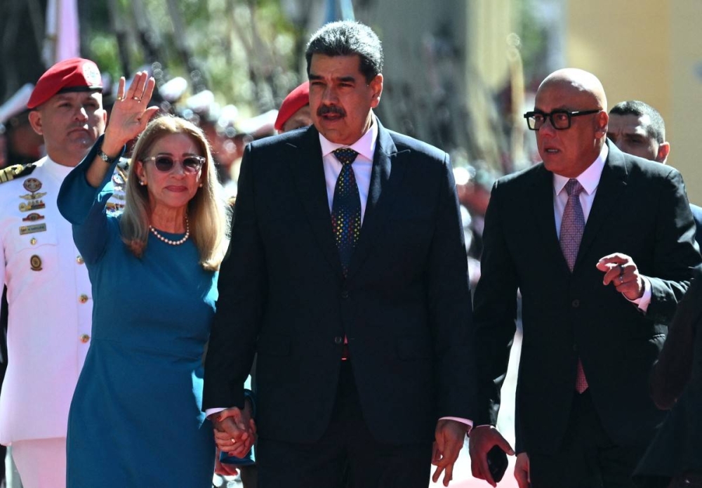 El presidente de Venezuela, Nicolás Maduro centro, la primera dama, Cilia Flores izquierda, y el presidente de la Asamblea Nacional, Jorge Rodríguez, caminan a su llegada al Capitolio, sede de la Asamblea Nacional, para la investidura presidencial, en Caracas, el 10 de enero de 2025. Maduro, en el poder desde 2013, prestará juramento para un tercer mandato a pesar de la protesta mundial que provocó que miles de personas salieran a protestar la víspera de la ceremonia. Fot</div>
                    <div class=