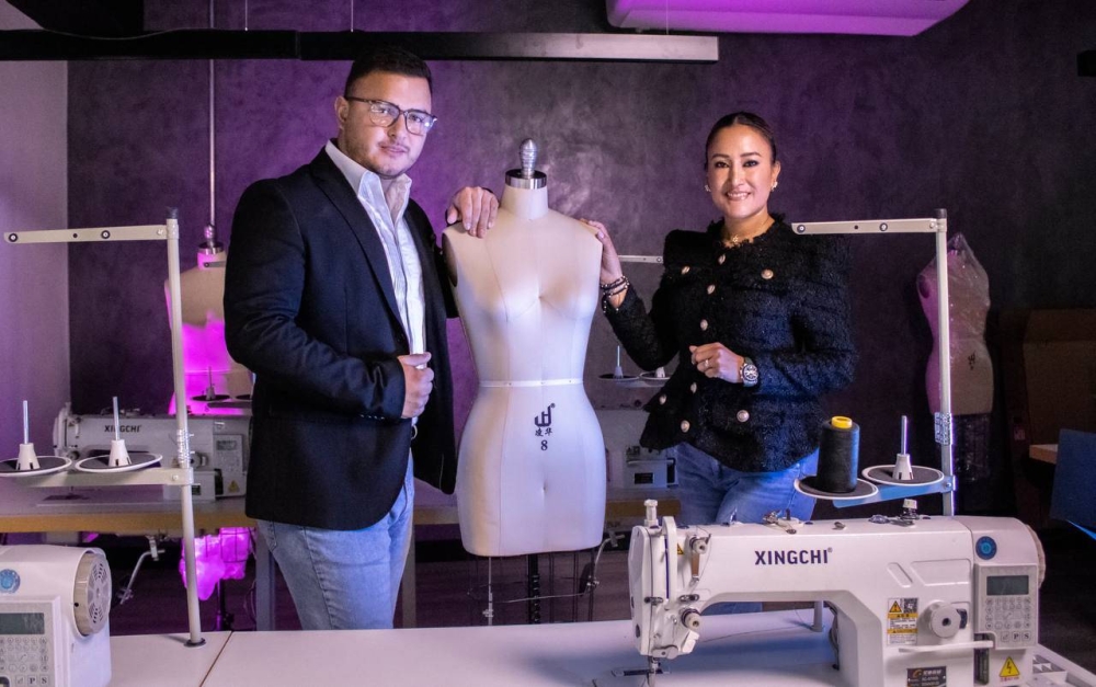 El diseñador de modas salvadoreño Pablo Palomeque y Evelyn de Peña buscan revolucionar el mundo de la moda centroamericana. Foto: Daniela Alegría,image_description: